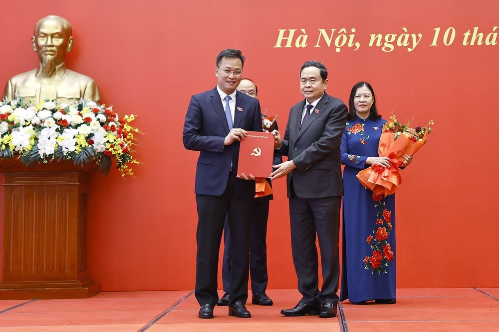Chủ tịch Quốc hội Trần Thanh Mẫn trao quyết định chỉ định Bí thư Đảng ủy 3 cơ quan của Quốc hội - Ảnh 6.