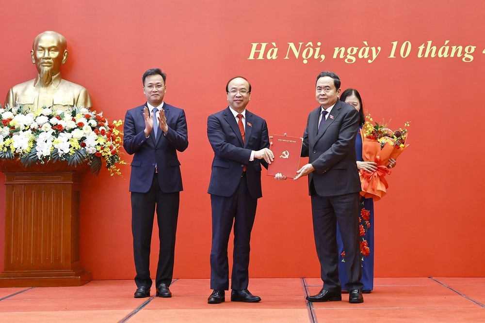 Chủ tịch Quốc hội Trần Thanh Mẫn trao quyết định chỉ định Bí thư Đảng ủy 3 cơ quan của Quốc hội - Ảnh 3.