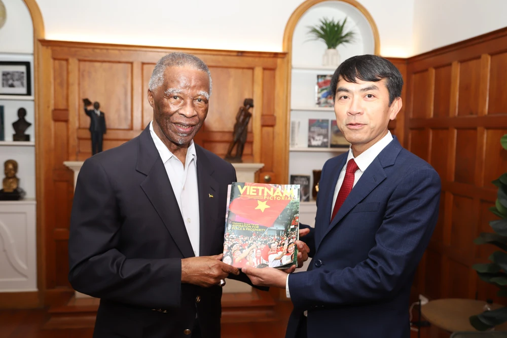 Cựu Tổng thống Nam Phi Thabo Mbeki xúc động nhận quà kỷ niệm từ gia đình Đại tướng Võ Nguyên Giáp - Ảnh 3.