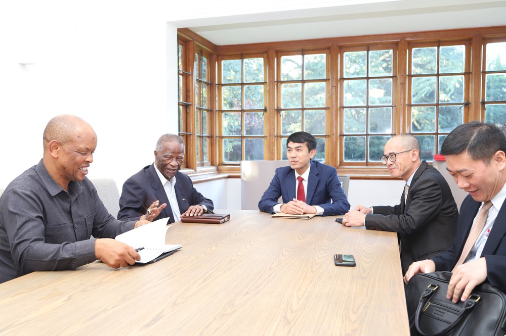 Cựu Tổng thống Nam Phi Thabo Mbeki xúc động nhận quà kỷ niệm từ gia đình Đại tướng Võ Nguyên Giáp - Ảnh 4.