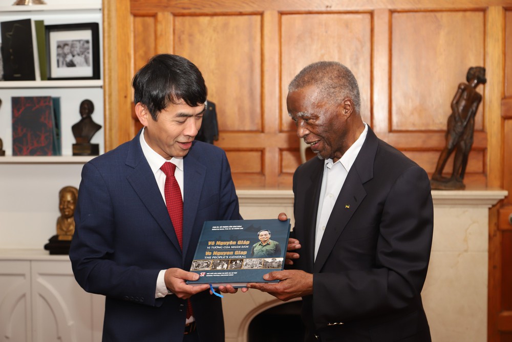 Cựu Tổng thống Nam Phi Thabo Mbeki xúc động nhận quà kỷ niệm từ gia đình Đại tướng Võ Nguyên Giáp - Ảnh 2.