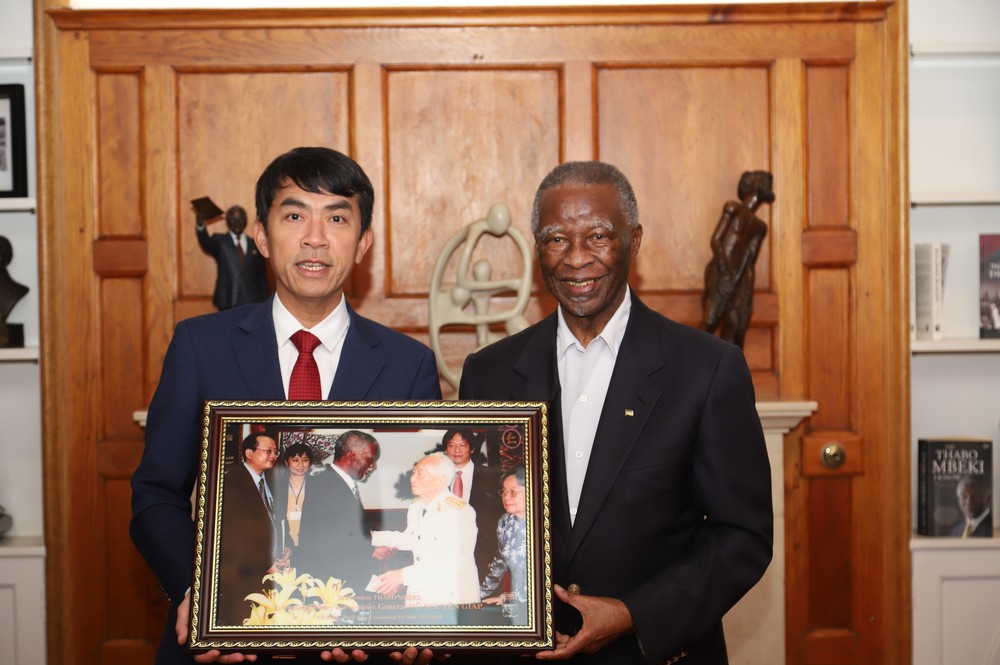 Cựu Tổng thống Nam Phi Thabo Mbeki xúc động nhận quà kỷ niệm từ gia đình Đại tướng Võ Nguyên Giáp - Ảnh 1.
