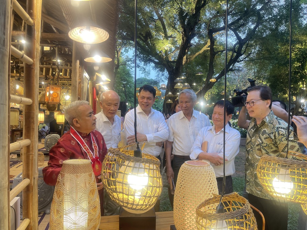 Khai mạc chương trình nghệ thuật “Vườn Ánh sáng” tại Văn Miếu - Quốc Tử Giám - Ảnh 2.