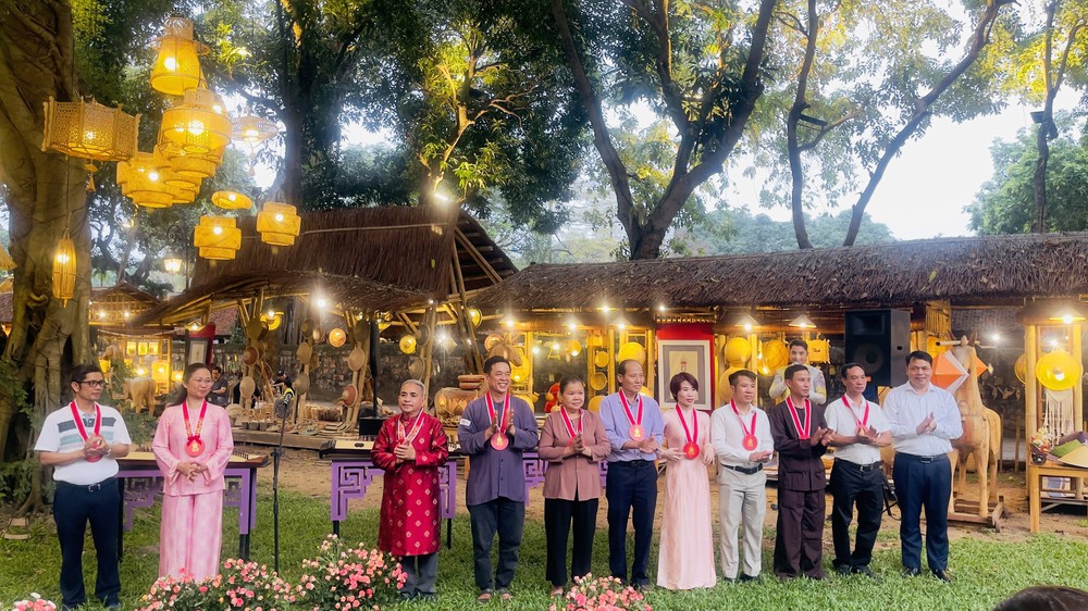 Khai mạc chương trình nghệ thuật “Vườn Ánh sáng” tại Văn Miếu - Quốc Tử Giám - Ảnh 1.