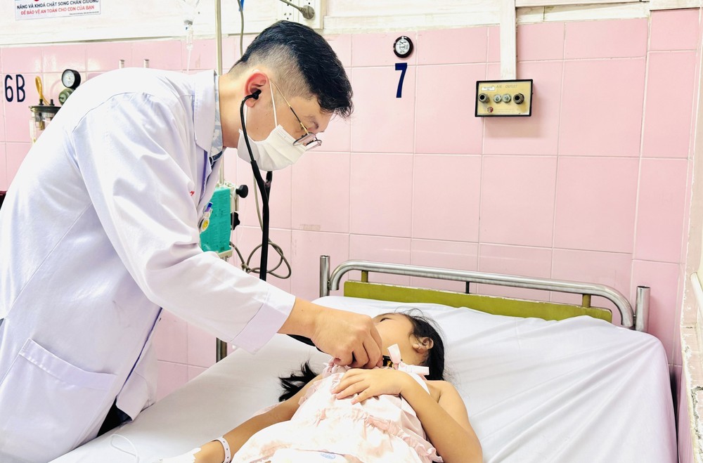 Vụ học sinh nghi ngộ độc tại Trường Tiểu học Bình Quới Tây: Vệ sinh khử khuẩn toàn bộ khuôn viên, tạm ngừng tổ chức bữa ăn bán trú - Ảnh 1.