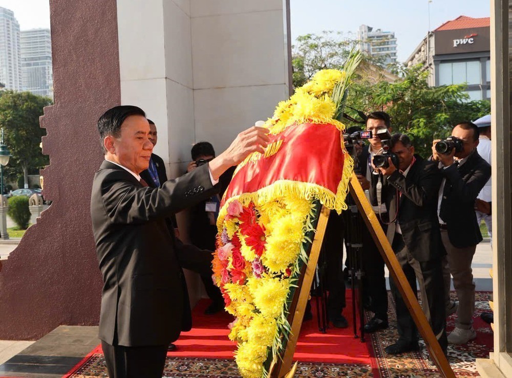 Thường trực Ban Bí thư Trần Cẩm Tú đặt vòng hoa tại Đài Độc lập, Đài tưởng niệm cố Quốc vương Norodom Sihanouk, Đài Hữu nghị Campuchia - Việt Nam - Ảnh 3.