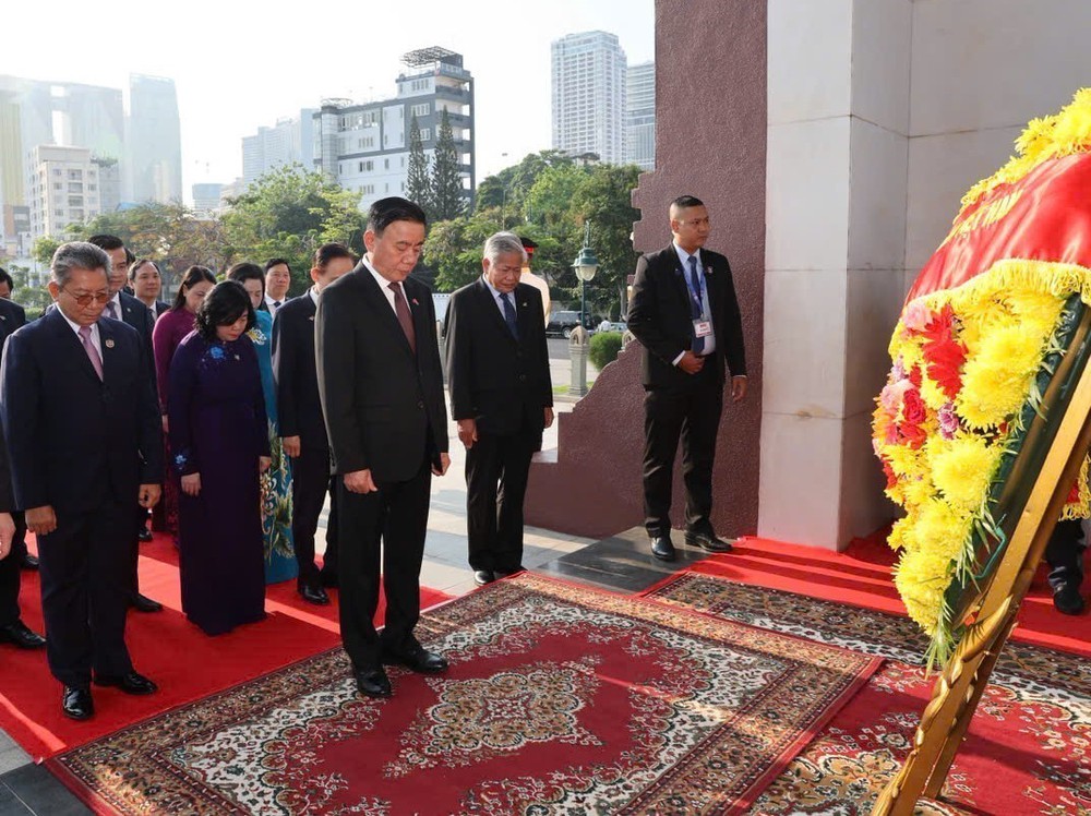 Thường trực Ban Bí thư Trần Cẩm Tú đặt vòng hoa tại Đài Độc lập, Đài tưởng niệm cố Quốc vương Norodom Sihanouk, Đài Hữu nghị Campuchia - Việt Nam - Ảnh 5.