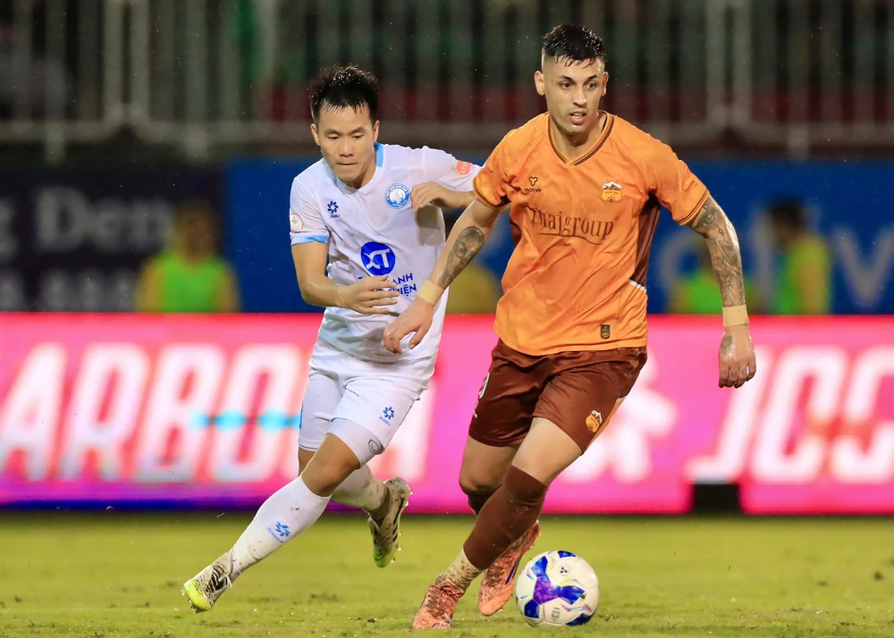 Đội bóng của Xuân Son trắng tay trên sân nhà vì một siêu phẩm của HAGL - Ảnh 1.