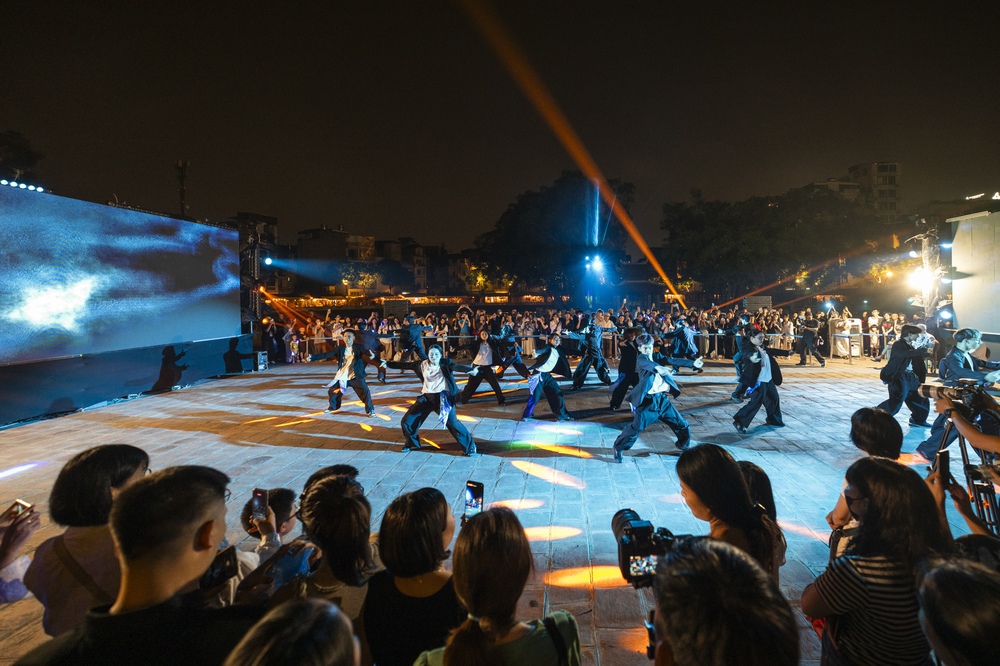 Tác phẩm "Nước": Dòng chảy nghệ thuật kết nối và thích ứng - Ảnh 1. Tác phẩm "Nước": Dòng chảy nghệ thuật kết nối và thích ứng - Ảnh 1.