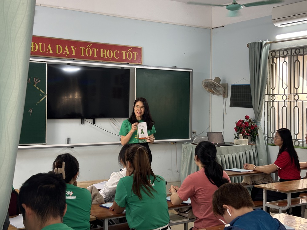 Hành trình “Thoát khỏi sàn nhà”: Khi tình yêu thương đồng hành cùng tri thức và hy vọng - Ảnh 1.