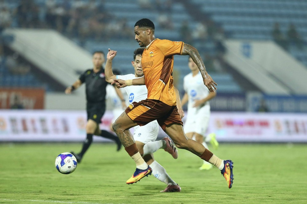 Xuân Son mệt mỏi, Nam Định xứng đáng phơi áo trước Hoàng Anh Gia Lai - Ảnh 1.