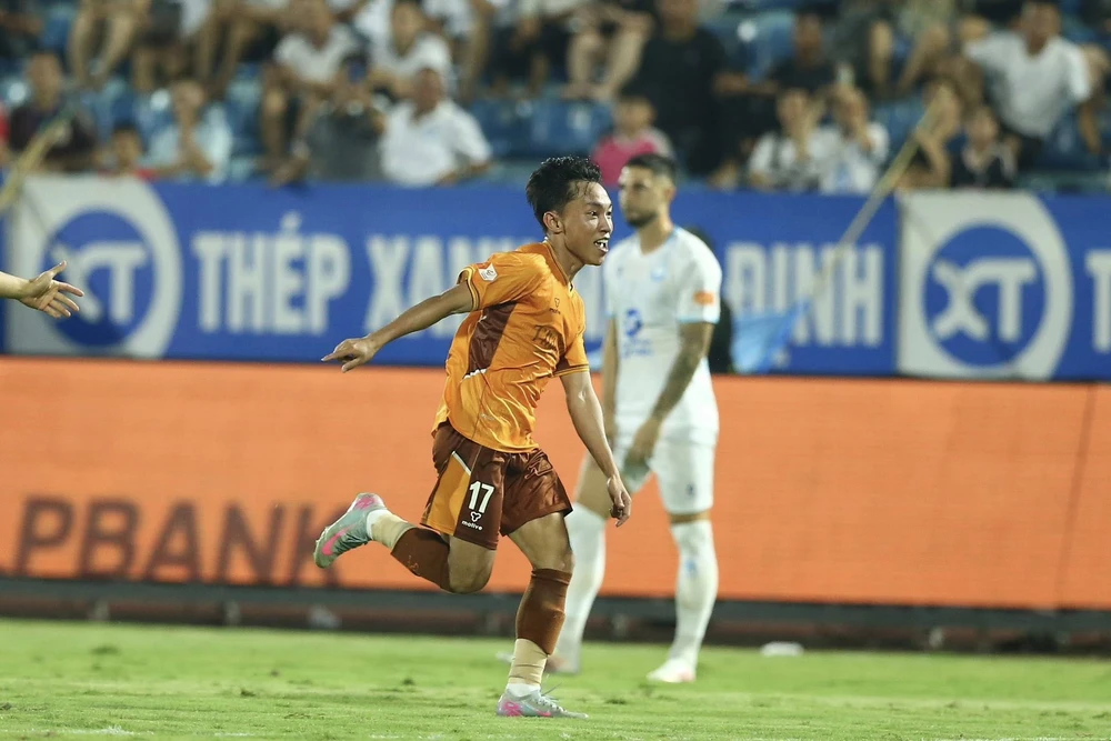 Xuân Son mệt mỏi, Nam Định xứng đáng phơi áo trước Hoàng Anh Gia Lai - Ảnh 2.
