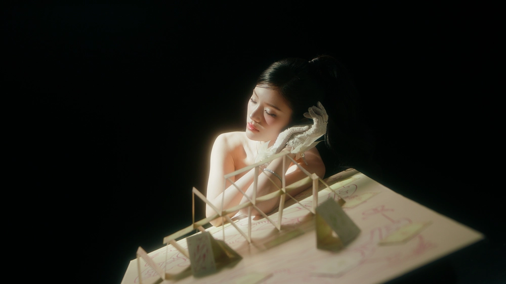 Mỹ nhân "Đảo thiên đường" Rayeon debut với MV "Mê cung" - Ảnh 2. Mỹ nhân "Đảo thiên đường" Rayeon debut với MV "Mê cung" - Ảnh 2.