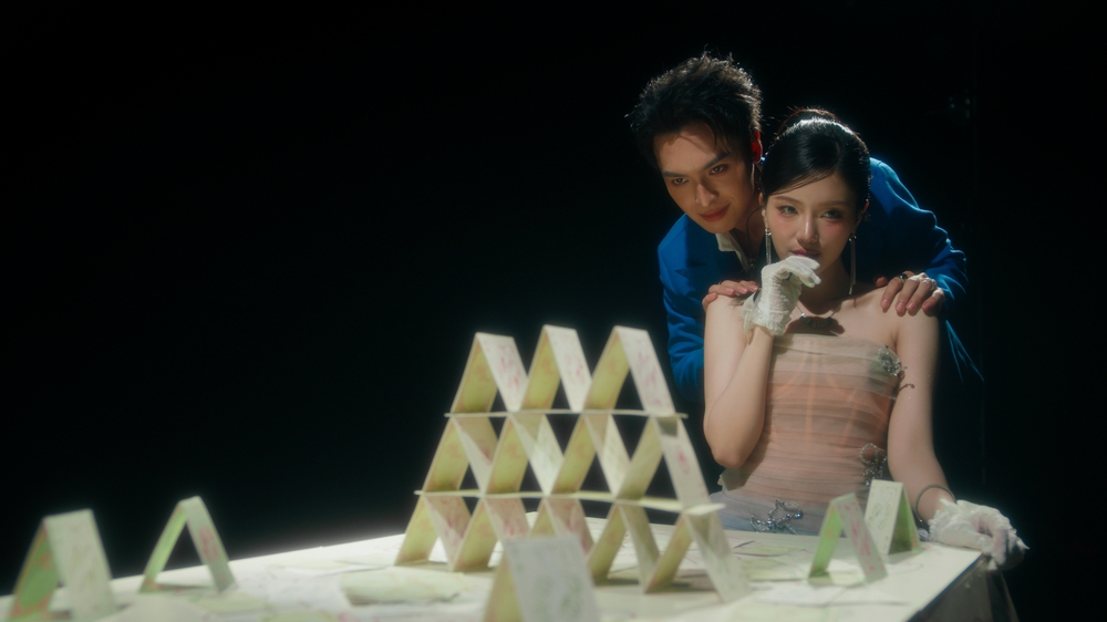 Mỹ nhân "Đảo thiên đường" Rayeon debut với MV "Mê cung" - Ảnh 5. Mỹ nhân "Đảo thiên đường" Rayeon debut với MV "Mê cung" - Ảnh 5.