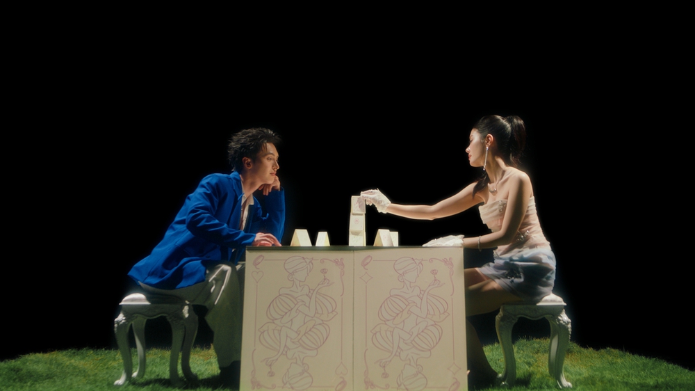 Mỹ nhân "Đảo thiên đường" Rayeon debut với MV "Mê cung" - Ảnh 4. Mỹ nhân "Đảo thiên đường" Rayeon debut với MV "Mê cung" - Ảnh 4.