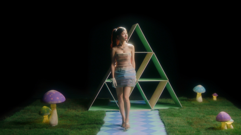 Mỹ nhân "Đảo thiên đường" Rayeon debut với MV "Mê cung" - Ảnh 3. Mỹ nhân "Đảo thiên đường" Rayeon debut với MV "Mê cung" - Ảnh 3.