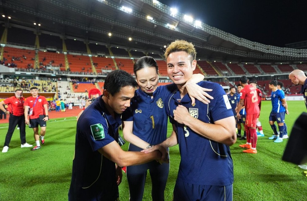 Madam Pang cầu nguyện, cân nhắc từ chức khi ĐT Thái Lan suýt vắng mặt ở Asian Cup - Ảnh 1. Madam Pang cầu nguyện, cân nhắc từ chức khi ĐT Thái Lan suýt vắng mặt ở Asian Cup - Ảnh 1.