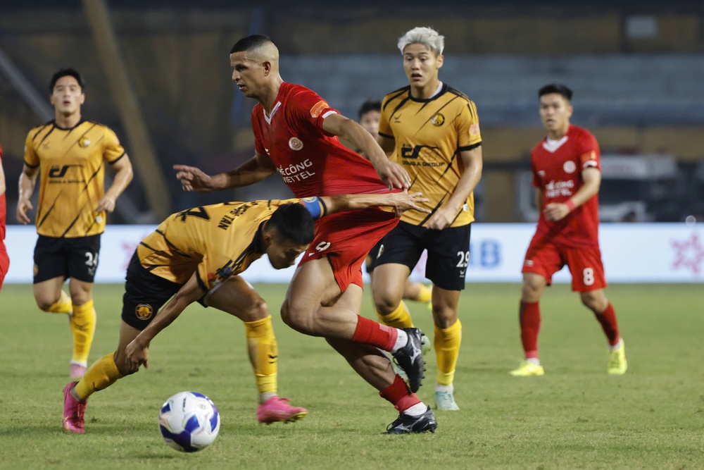 Những chiếc thẻ phạt kể chuyện V-League - Ảnh 1.