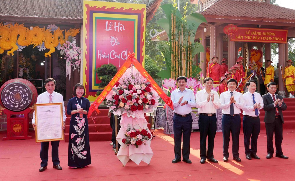 Đặc sắc Lễ hội Thành Bản Phủ, tưởng nhớ tướng quân Hoàng Công Chất - Ảnh 1.