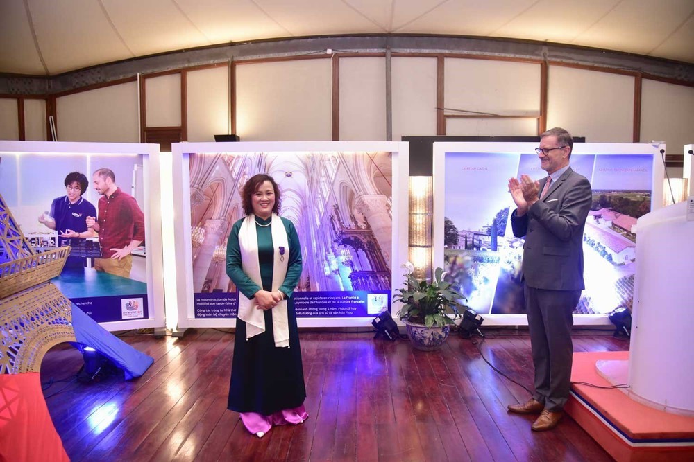 GS.TS. Đinh Thị Mai Thanh nhận Huân chương Cành cọ Hàn lâm (Pháp) - Ảnh 1.