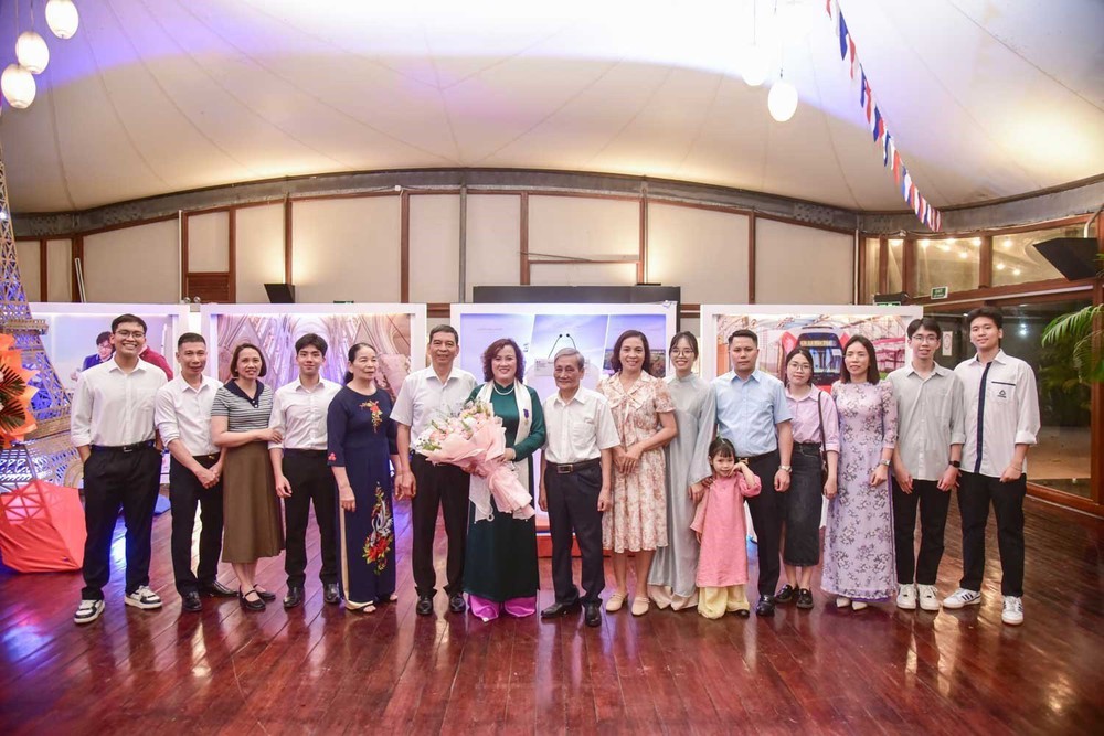 GS.TS. Đinh Thị Mai Thanh nhận Huân chương Cành cọ Hàn lâm (Pháp) - Ảnh 2.