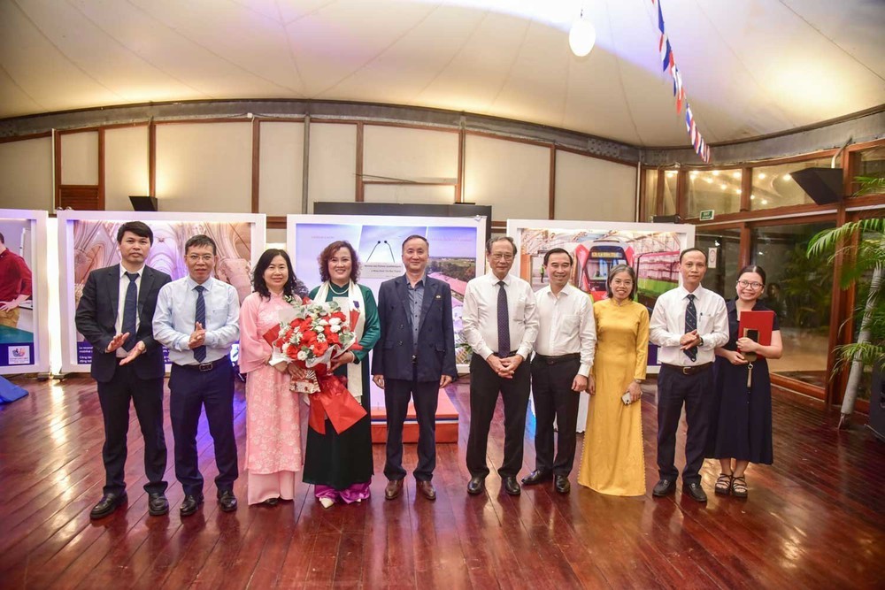 GS.TS. Đinh Thị Mai Thanh nhận Huân chương Cành cọ Hàn lâm (Pháp) - Ảnh 3.