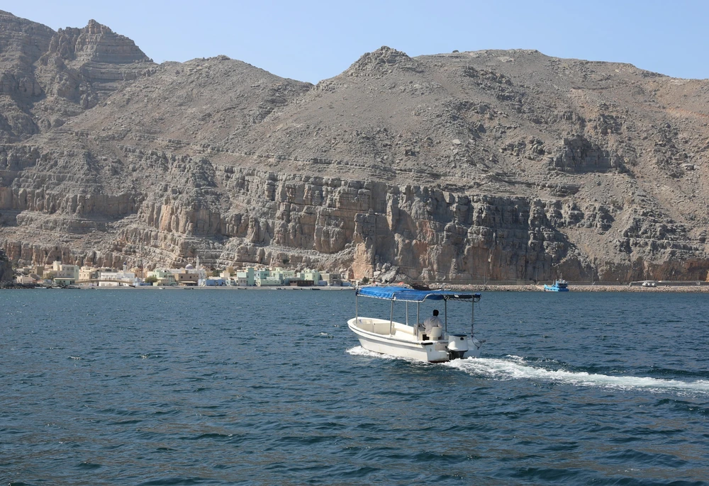 Các nhà sản xuất dầu Trung Đông chuẩn bị cho việc nối lại xuất khẩu qua eo biển Hormuz - Ảnh 1.