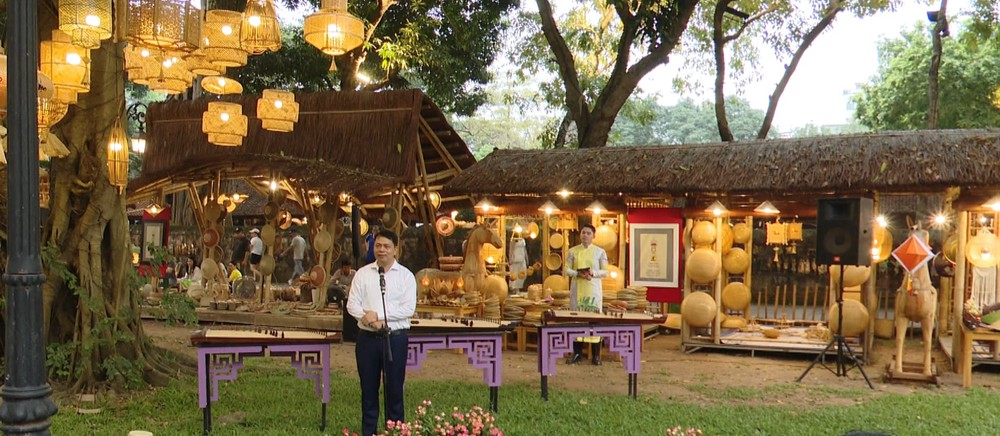 'Vườn ánh sáng' đẹp lung linh thắp sáng di sản tại Văn Miếu - Ảnh 1.