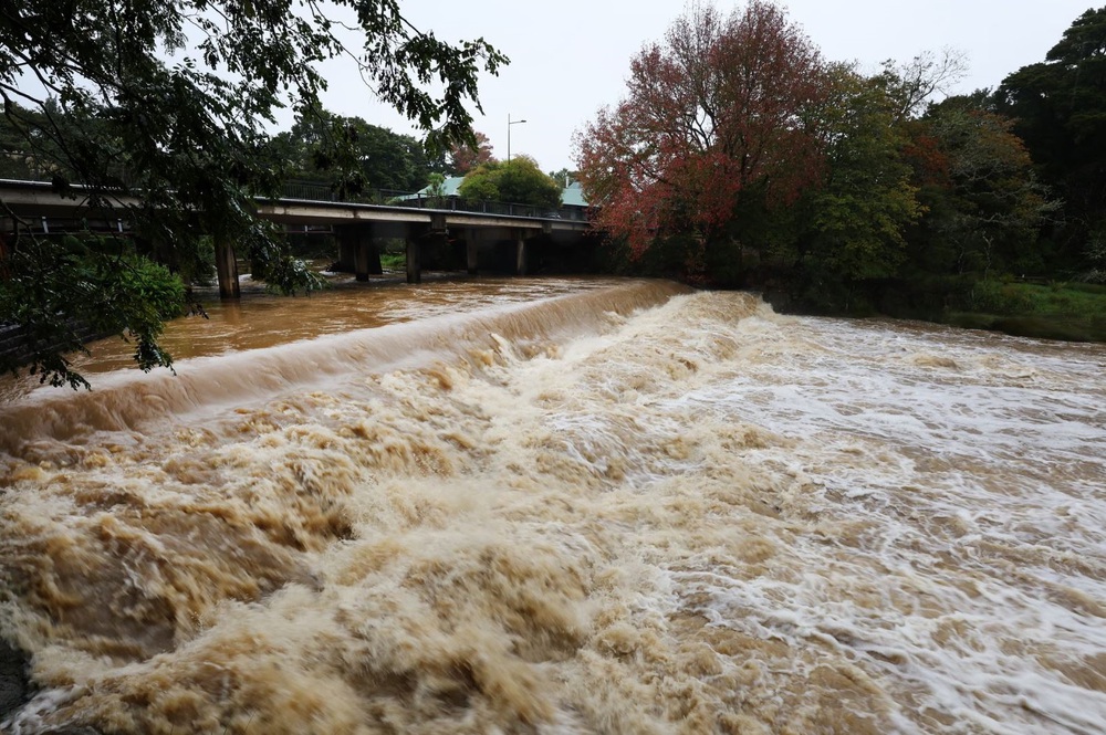 Bão Vaianu đổ bộ New Zealand với mưa lớn - Ít nhất 11 người thiệt mạng do bão Malta ở các đảo quốc Thái Bình Dương - Ảnh 1. Bão Vaianu đổ bộ New Zealand với mưa lớn - Ít nhất 11 người thiệt mạng do bão Malta ở các đảo quốc Thái Bình Dương - Ảnh 1.