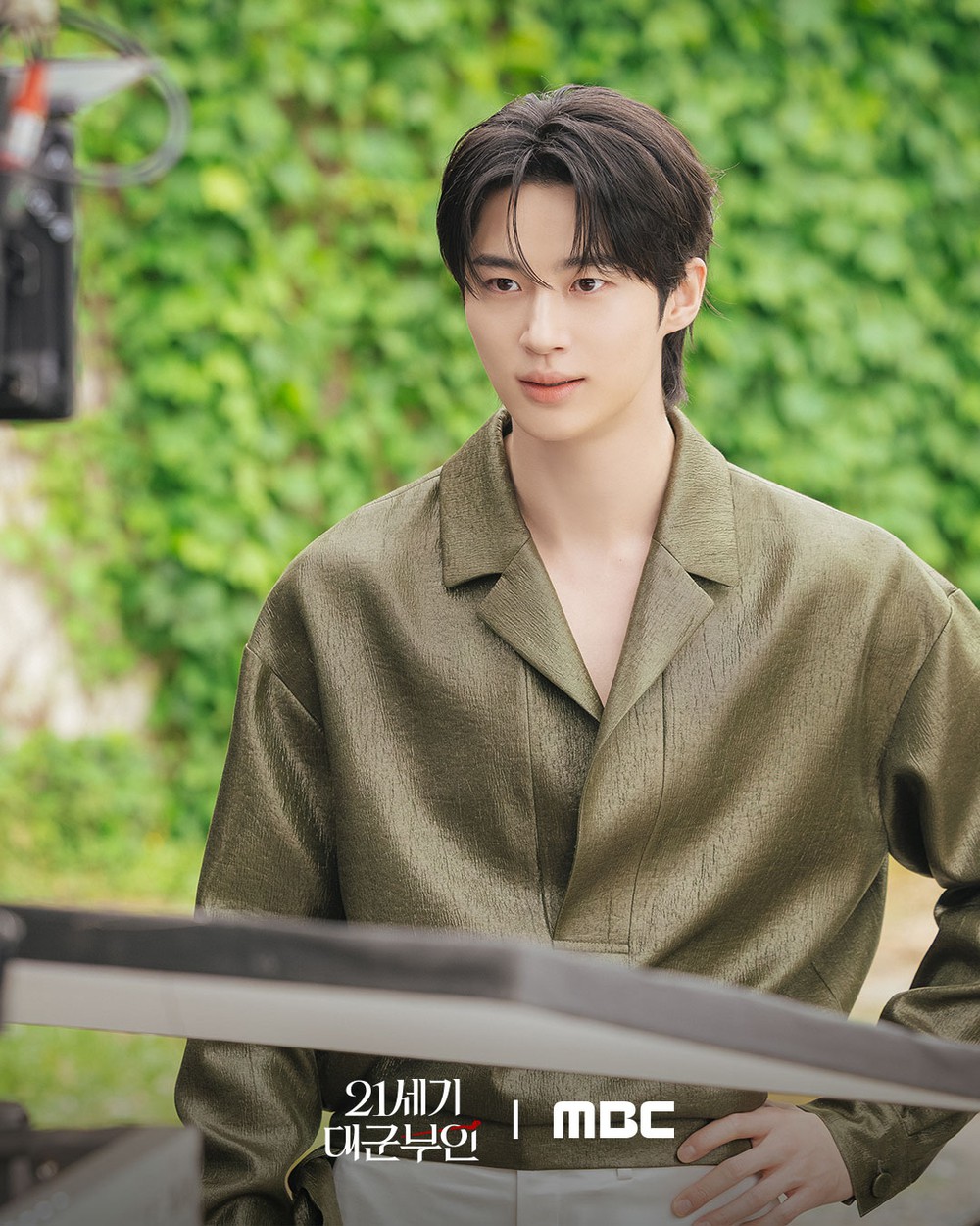 IU tái xuất ấn tượng: “Perfect Crown” gây sốt ngay tập đầu - Ảnh 3.