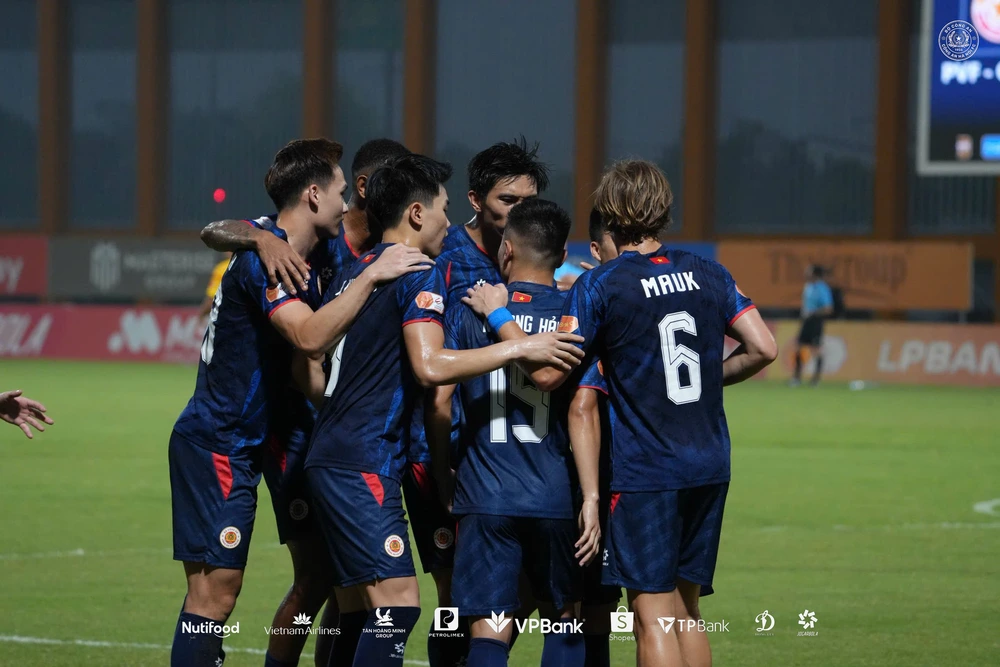 CAHN ăn mừng bàn thắng vào lưới PVF CAND ở vòng 18 V-League CAHN ăn mừng bàn thắng vào lưới PVF CAND ở vòng 18 V-League