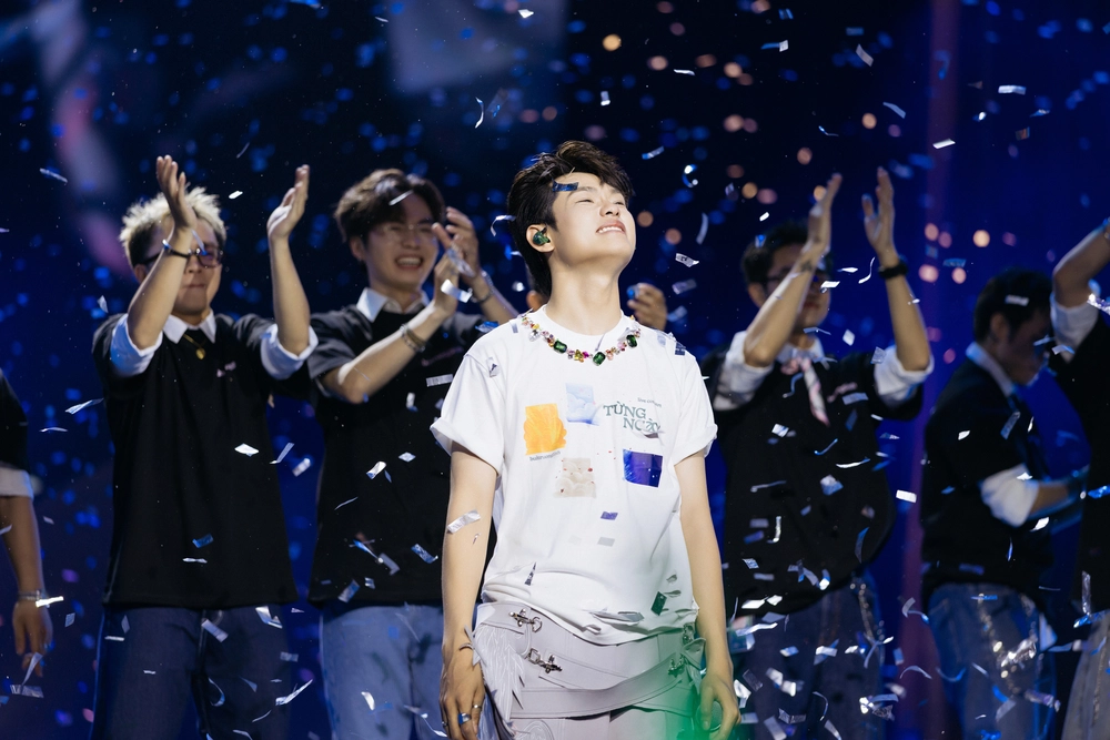 Buitruonglinh khóc vì hạnh phúc trong concert cá nhânn - Ảnh 1.