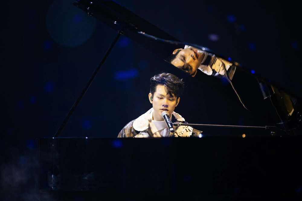 Buitruonglinh khóc vì hạnh phúc trong concert cá nhânn - Ảnh 2.