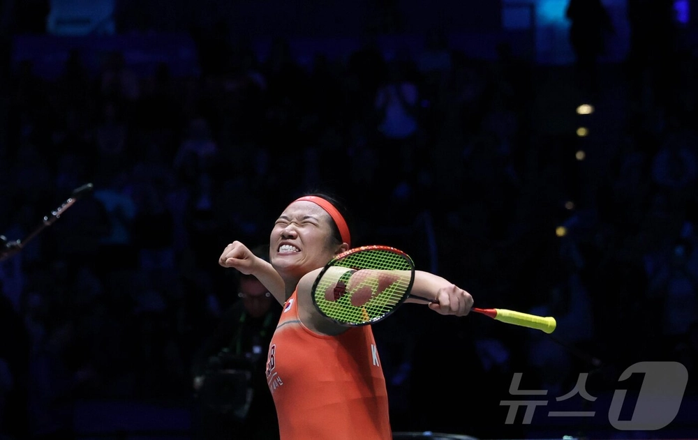 Thắng ngôi sao Trung Quốc sau 100 phút, tay vợt số 1 thế giới chính thức làm nên lịch sử - Ảnh 2.