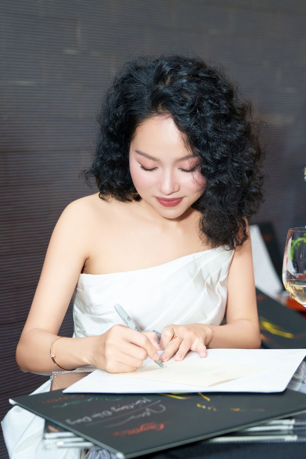 Hoàng Quyên - Tiếng hát của dòng sông - Ảnh 1. Hoàng Quyên - Tiếng hát của dòng sông - Ảnh 1.