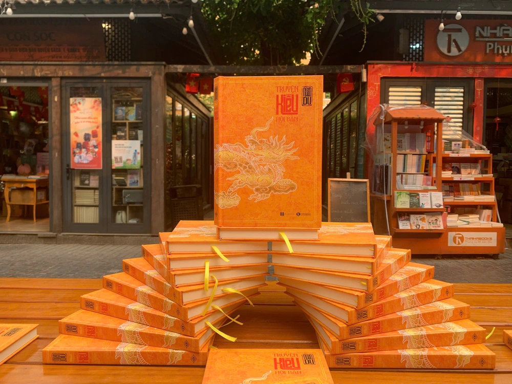 Ra mắt phiên bản "Truyện Kiều hội bản" khảm trai thủ công - Ảnh 2. Ra mắt phiên bản "Truyện Kiều hội bản" khảm trai thủ công - Ảnh 2.