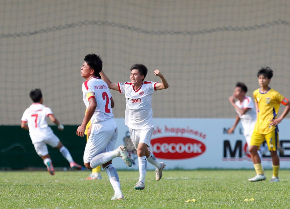 Tin nóng bóng đá Việt hôm nay 13/4: HLV Vũ Tiến Thành khen Văn Thuận; PVF CAND hài lòng với 1 điểm trước CAHN - Ảnh 2.