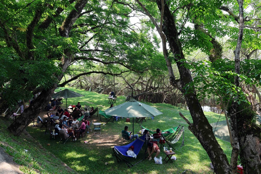 Đà Nẵng: Người dân “trốn” nắng cực gắt dưới bóng cây xanh - Ảnh 5.