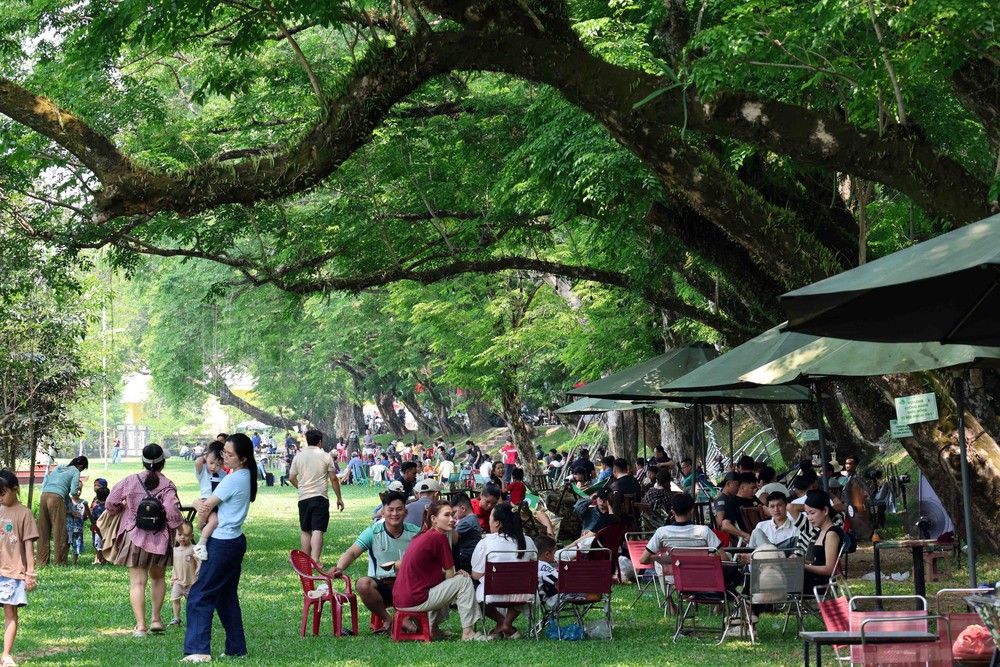 Đà Nẵng: Người dân “trốn” nắng cực gắt dưới bóng cây xanh - Ảnh 4.