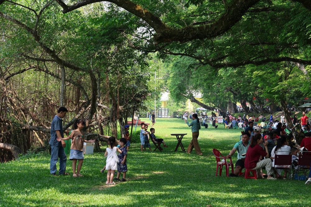 Đà Nẵng: Người dân “trốn” nắng cực gắt dưới bóng cây xanh - Ảnh 3.