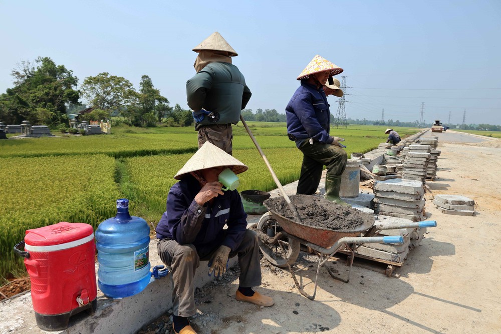 Nắng nóng còn kéo dài và gia tăng về cường độ ở nhiều khu vực - Ảnh 6.