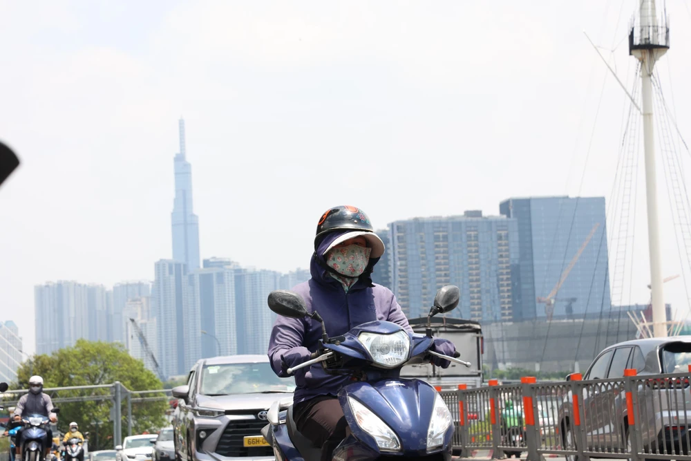 Dự báo thời tiết ngày 13/4: Nắng nóng diện rộng, chiều tối nguy cơ dông lốc nguy hiểm - Ảnh 1.