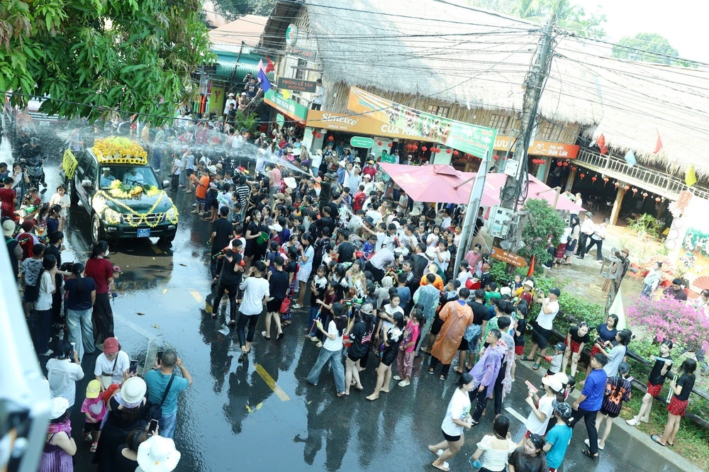 Tết cổ truyền Bunpimay 2569 tại "xứ sở voi" Buôn Đôn, tỉnh Đắk Lắk - Ảnh 1. Tết cổ truyền Bunpimay 2569 tại "xứ sở voi" Buôn Đôn, tỉnh Đắk Lắk - Ảnh 1.