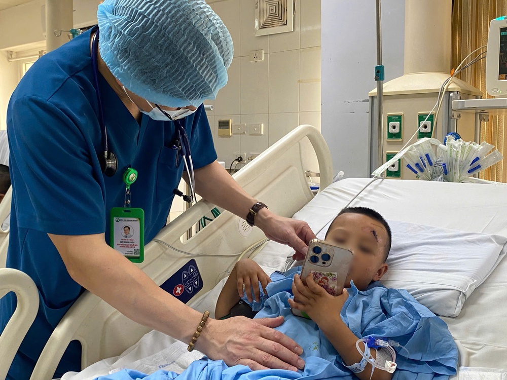 Cứu sống bé trai 5 tuổi trong vụ xe khách lao xuống vực ở Tam Đảo - Ảnh 2.