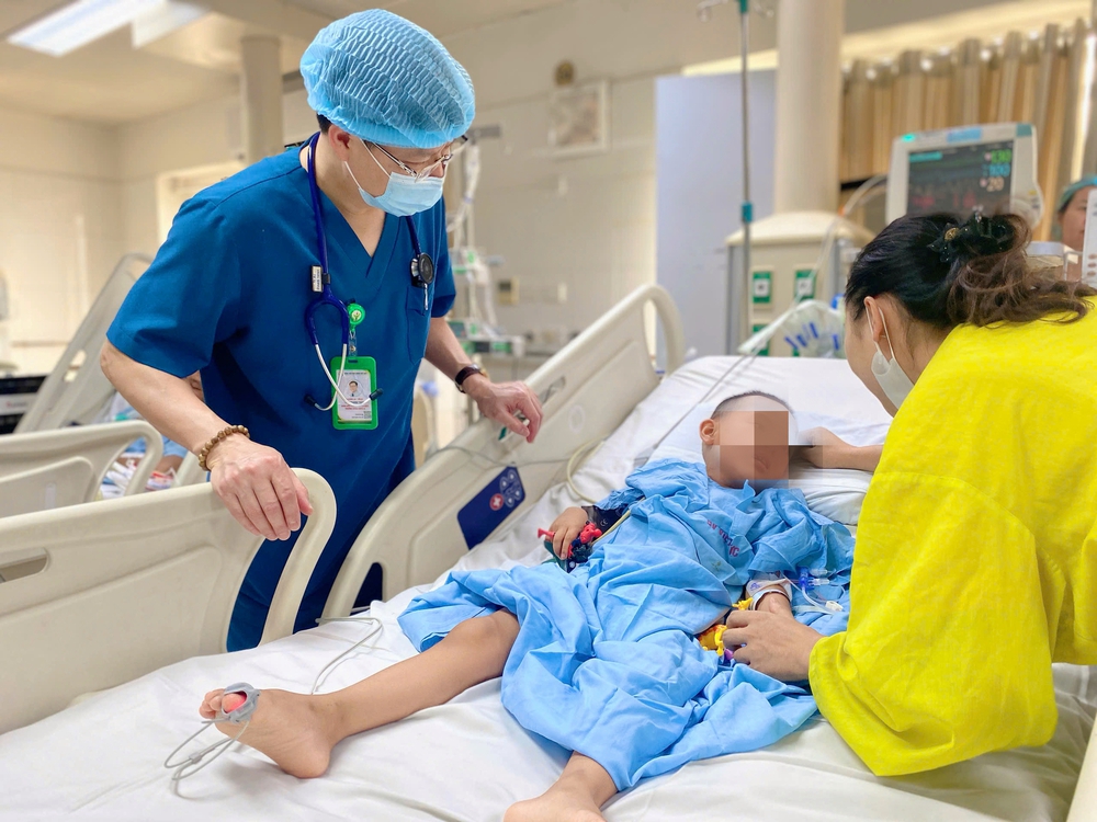 Cứu sống bé trai 5 tuổi trong vụ xe khách lao xuống vực ở Tam Đảo - Ảnh 1.