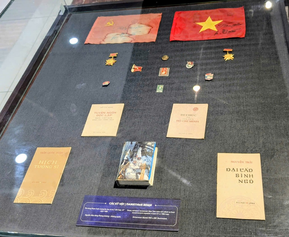 Những kỷ vật từng du hành vào không gian mang theo khát vọng Việt – Nga - Ảnh 2. Những kỷ vật từng du hành vào không gian mang theo khát vọng Việt – Nga - Ảnh 2.