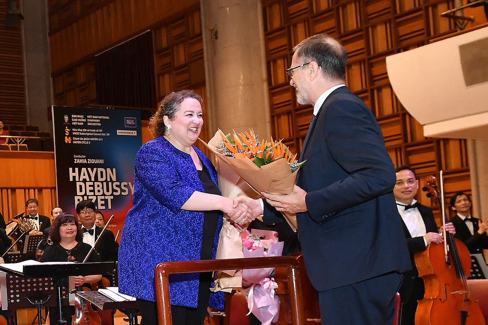 Nữ nhạc trưởng Zahia Ziouani lưu diễn tại Việt Nam - Ảnh 2. Nữ nhạc trưởng Zahia Ziouani lưu diễn tại Việt Nam - Ảnh 2.