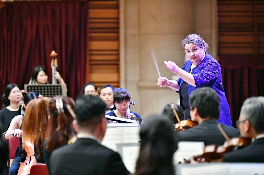 Nữ nhạc trưởng Zahia Ziouani lưu diễn tại Việt Nam - Ảnh 1. Nữ nhạc trưởng Zahia Ziouani lưu diễn tại Việt Nam - Ảnh 1.