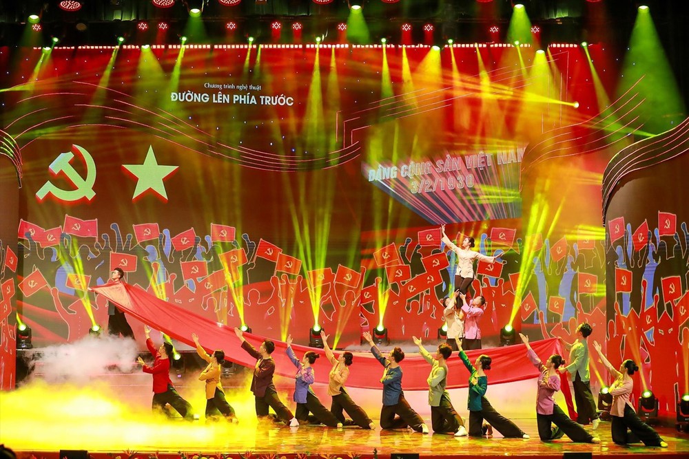 Hà Nội rộn ràng chuỗi biểu diễn nghệ thuật chào mừng các ngày lễ lớn tháng 4 và tháng 5 - Ảnh 2.