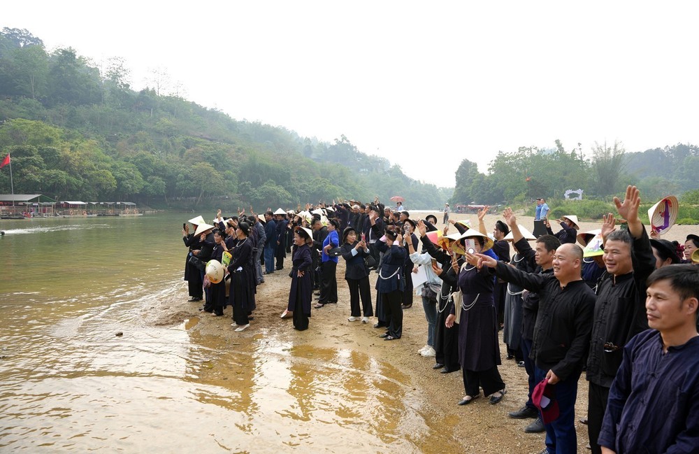Liên hoan tiếng hát dân ca trên sông biên giới Cao Bằng (Việt Nam) - Sùng Tả (Trung Quốc) - Ảnh 3. Liên hoan tiếng hát dân ca trên sông biên giới Cao Bằng (Việt Nam) - Sùng Tả (Trung Quốc) - Ảnh 3.